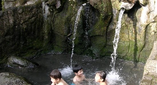 Tempat pemandian air panas Guci